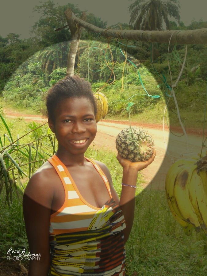 Girl_Pineapple_circle_focus_brdd